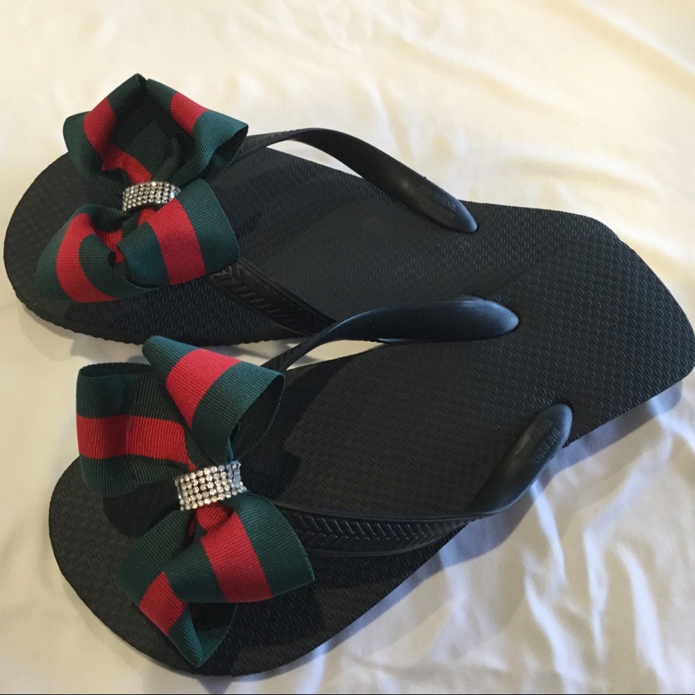 Bow Flip Flops/Black w/Red/Green Striped Bow
